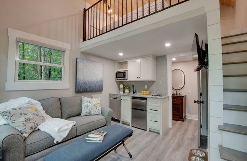 Groveoak Cabin | Off-grid Tree House Suitable for Four in Alabama