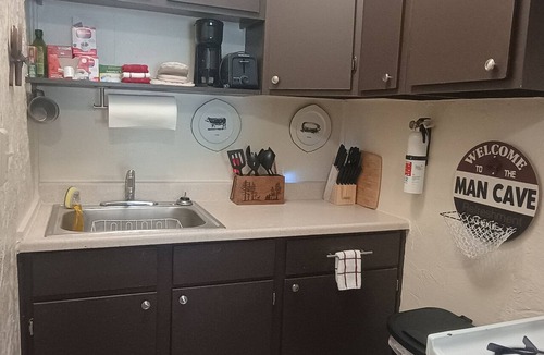 Collbran Apartment | Old Hunting Cabin Apartment on High St