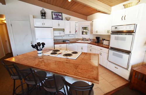 Dillon Condo | On Lake! Top Floor Views, Deck! Elevator, Hot Tub. Walk to Concerts, Marina