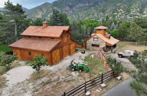 Sandy Cottage | One bedroom cottage with AC, WiFi and hot tub.
