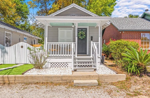 Southeast Pensacola House | P'Cola at Nightfall. 1 bed 1 bath Cottage