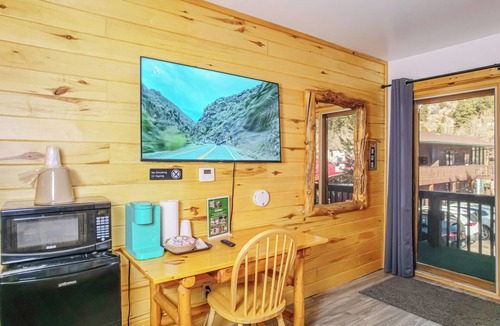 Estes Park Hotel | pacious Upper-Level Hotel Queen and Full-size beds with Views 208-210