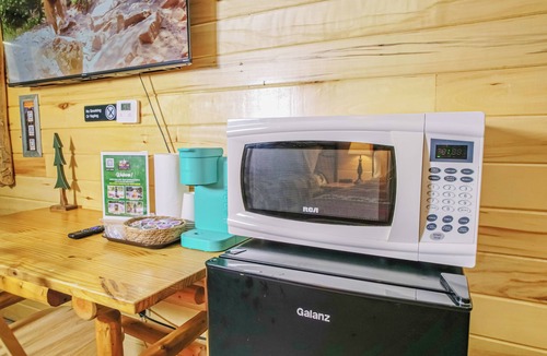 Estes Park Hotel | pacious Upper-Level Hotel Queen and Full-size beds with Views 208-210