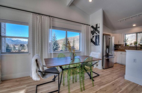 Corinthian Hills House | Panoramic Mountain View Retreat w/Hot Tub - 3/3 Designer Home Hike and Bike!