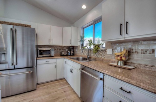 Corinthian Hills House | Panoramic Mountain View Retreat w/Hot Tub - 3/3 Designer Home Hike and Bike!