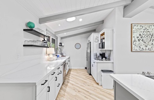 Jacksonville House | Park like setting on the Applegate River great for wine tasting & family reunion