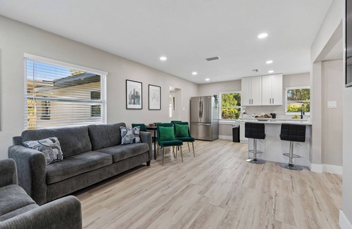 Beach Park House | Peaceful 5-bedroom Stylish Tampa Retreat. Prime Tampa Location