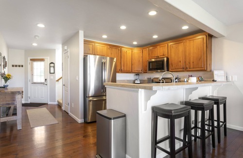Gypsum House | Peaceful Mountain Comfort with workspace & garage. 28+Day guests welcome!