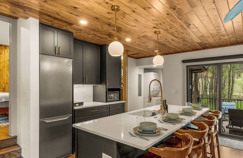 Cascade Cabin | Peaceful Riverside Retreat: Sauna, Hot Tub, & Fire Pit by Forest & Peak Retreats