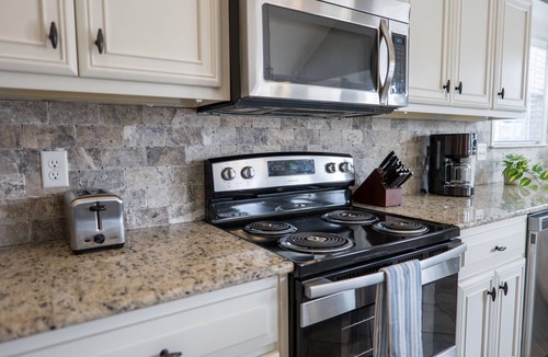 Valdosta House | Peaceful Retreat on Newbury with Pool, Soaking Tub, King Bed