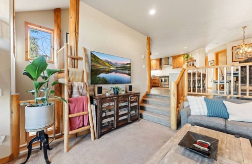 Four O'Clock Villa | Peak to Pub | Walk to Main Street and Lifts | 4BR | Hot Tub
