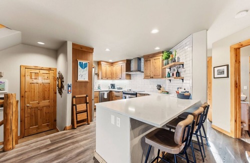Four O'Clock Villa | Peak to Pub | Walk to Main Street and Lifts | 4BR | Hot Tub