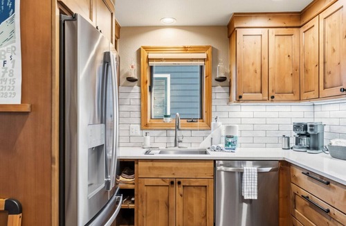 Four O'Clock Villa | Peak to Pub | Walk to Main Street and Lifts | 4BR | Hot Tub