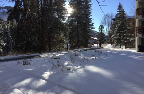 Vail Condo | Perfect Location - Steps to Gondola Walking/Bike Path Close to Restaurants Shops