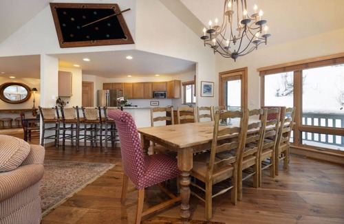 Edwards House | Perfect Ski Home in Gated Arrowhead 4bd 3 ba, 2 ga + pool & ht tub, ski shuttle