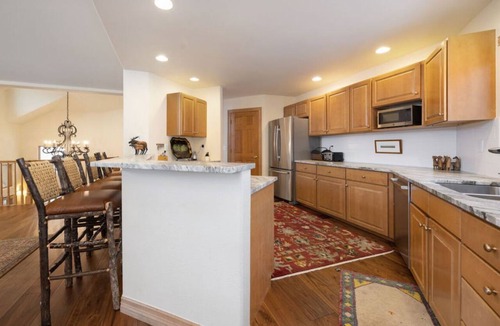 Edwards House | Perfect Ski Home in Gated Arrowhead 4bd 3 ba, 2 ga + pool & ht tub, ski shuttle