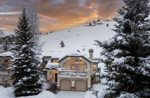 Edwards House | Perfect Ski Home in Gated Arrowhead 4bd 3 ba, 2 ga + pool & ht tub, ski shuttle