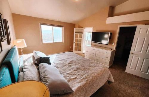 Briargate Villa | Pet Friendly/3 King Beds/Sleeps 14/Game room Near
