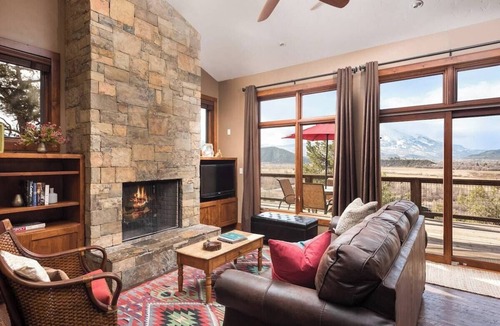 Carbondale House | Pet-Friendly Carbondale Retreat with A/C, Fireplace, Deck & Expansive Sopris Views