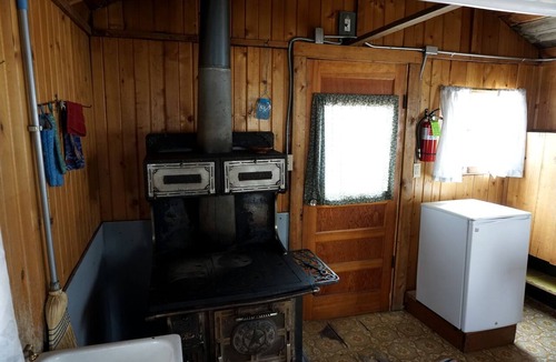 Bellvue Cabin | Pet Friendly Fishing Cabin close to Poudre River, Perfect for a Weekend Escape from Fort Collins