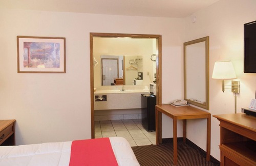 Guymon Hotel | Pet-Friendly Room Close to Guymon Dining & Thompson Park