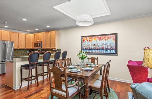 Carbondale Apartment | Pet-Friendly Top-Floor Downtown Carbondale Retreat with A/C, Views & Walkable Main Street