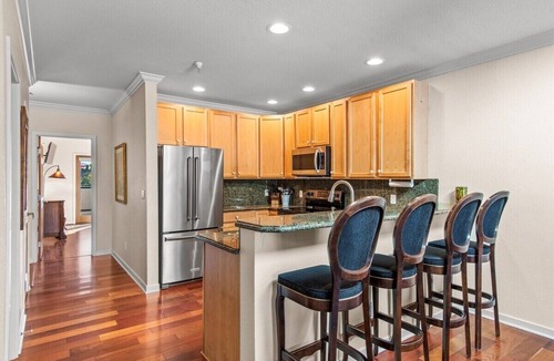 Carbondale Apartment | Pet-Friendly Top-Floor Downtown Carbondale Retreat with A/C, Views & Walkable Main Street