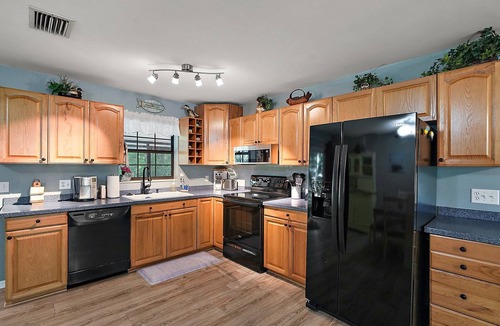 Dunnellon House | Pet safe fenced backyard on Withlacoochee River Kayaks Bikes internet provided