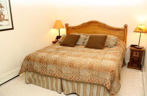 Warrior's Mark House | Pinecreek #I - 1 BR - Close to Town - Shuttle to Slopes - Pool and Hot Tub Access