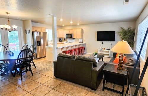 St. George Condo | Pool Side Paradise ! 2 bed, 2 Bath - Sleeps 8 !