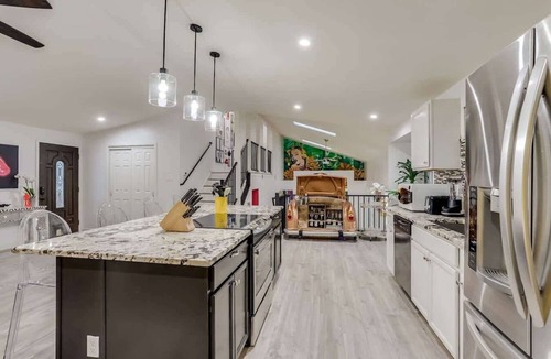 South Westminster House | Pop Art Speakeasy Karaoke, Mini Golf, Hot Tub & Pool