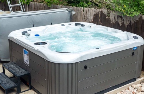 South Westminster House | Pop Art Speakeasy Karaoke, Mini Golf, Hot Tub & Pool