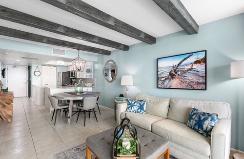 Marco Island Condo | Pristine Cozy Beachfront Penthouse Condo SW1702: Full Reno