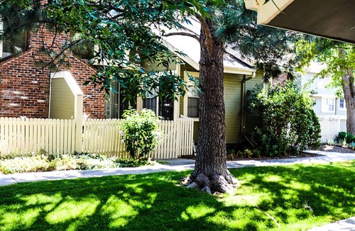 Aurora House | Private 2 bedroom Colorado Townhouse with 2 Car attached Garage Parking
