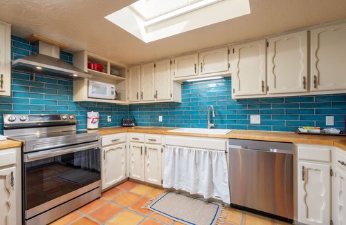 Vista Encantada House | Private and spacious home near the Plaza with mountain views!