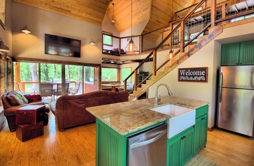 Wills Point Cabin | Private Cabin on 100+ Secluded Acres Covered Hot Tub Fishing Pond