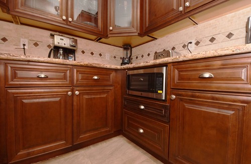 Riverside Park House | Private Cozy Home Away From Home 3bdrm 3Bath With Pool 10 Min From Airport