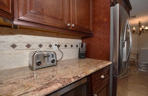 Riverside Park House | Private Cozy Home Away From Home 3bdrm 3Bath With Pool 10 Min From Airport