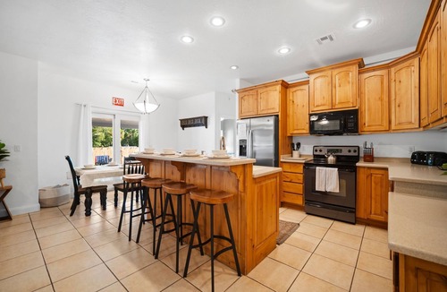La Verkin House | Private heated pool/hot tub, pickleball mini golf. 9 Bdrms. 4 bath. EV charger.