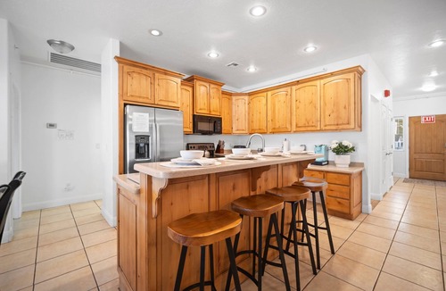 La Verkin House | Private heated pool/hot tub, pickleball mini golf. 9 Bdrms. 4 bath. EV charger.
