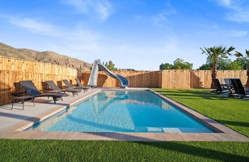 La Verkin House | Private heated pool/hot tub, pickleball mini golf. 9 Bdrms. 4 bath. EV charger.