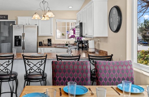 La Verkin House | Private home near Zion & state parks, BBQ, cozy stay for family & friends in scenic red rock views!