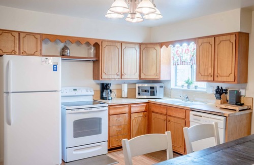 Glendale House | Private Hot Tub! Less than 30 minutes to Zion and the Coral Pink Sand Dunes! Just 1 hour from Bryce Canyon!