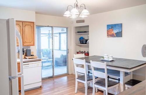 Glendale House | Private Hot Tub! Less than 30 minutes to Zion and the Coral Pink Sand Dunes! Just 1 hour from Bryce Canyon!