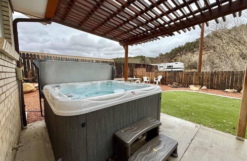 Glendale House | Private Hot Tub! Less than 30 minutes to Zion and the Coral Pink Sand Dunes! Just 1 hour from Bryce Canyon!