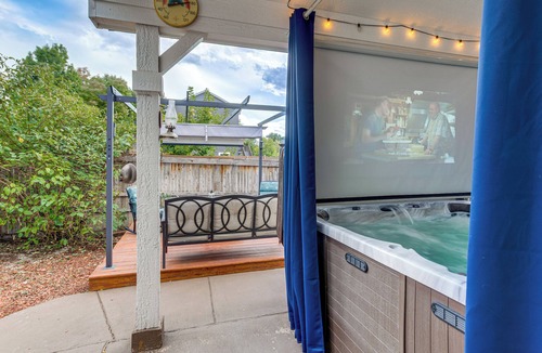 Prides Crossing Cottage | Private Hot Tub w/Projector: Modern Aurora Home