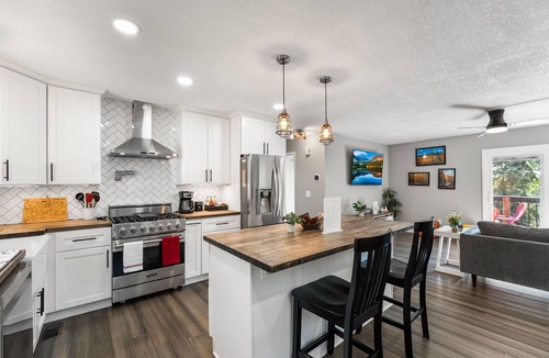 Richmond Hill Corridor House | Private Mountain home in Conifer: Hot tub, game room, pets. Near Red Rocks!