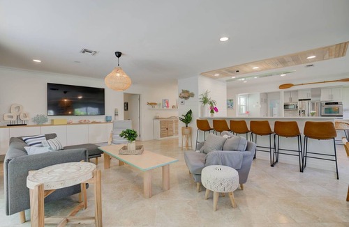 Florida North Atlantic Coast House | Private Palm Beach Pool Home Putting Green near BEACH Restaurants
