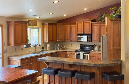 Zion National Park South Entrance Apartment | Private Patio w/BBQ, King beds, Super CLEAN, Walkable, right downtown!