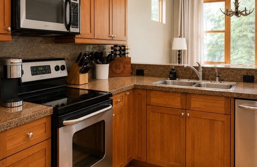 The Highlands House | Private Ski Shuttle, Hot Tub, Hiking Trails, Golf Course, 6 mins to town